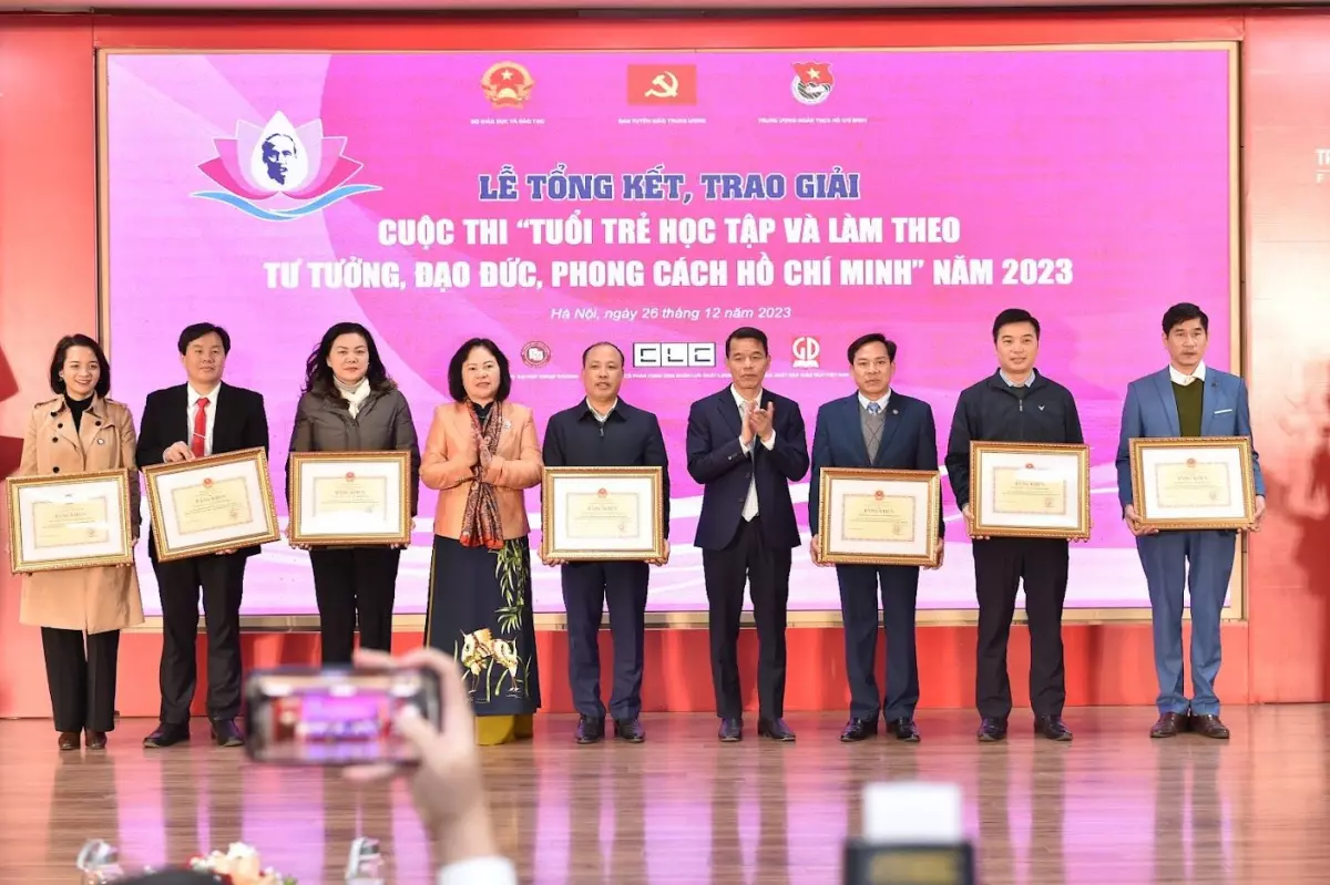 Phó Trưởng Ban Tuyên giáo Trung ương Vũ Thanh Mai và Thứ trưởng Ngô Thị Minh trao tặng Bằng khen của Bộ trưởng Bộ GDĐT các Sở GDĐT có nhiều thí sinh tham gia và đạt giải cao