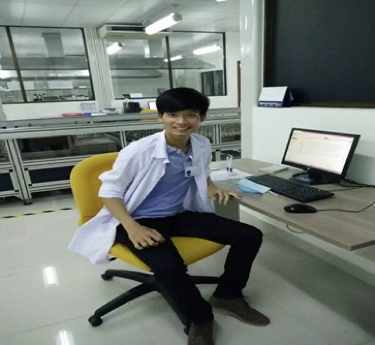 Phạm Văn Tèo tại phòng làm việc ở công ty