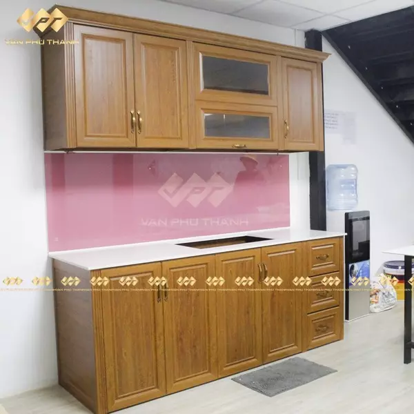 Tủ bếp cho người tuổi Canh Ngọ làm bằng gỗ hoặc có màu hồng, vàng là cực kỳ tốt.