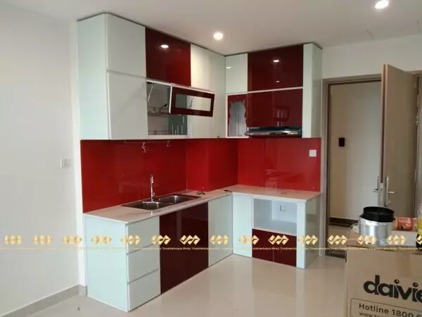Tủ bếp có màu đỏ cũng rất hợp với người tuổi Canh Ngọ 1990.