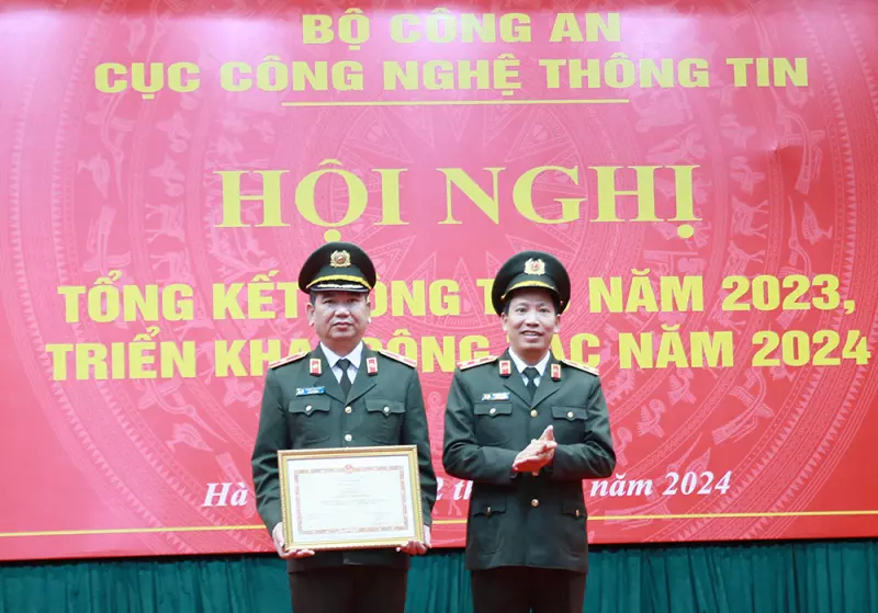 Thiếu tướng Dương Văn Tính trao danh hiệu Đơn vị quyết thắng tặng 4 tập thể.