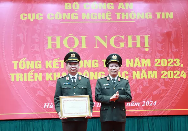 Thiếu tướng Nguyễn Văn Chư trao danh hiệu Chiến sĩ thi đua cơ sở tặng 16 cá nhân.