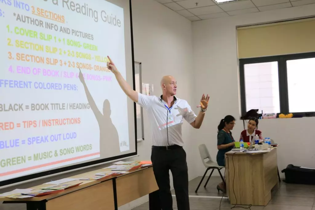 Thầy John Cunningham - người có hơn 20 năm kinh nghiệm cho ngành Giáo dục nghệ thuật tại Singapore giảng dạy cho các bạn sinh viên ngành Giáo dục.