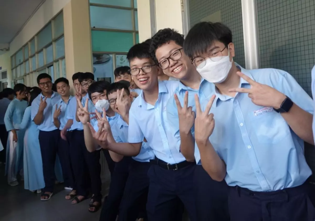 Niềm vui của học sinh Trường THPT Chuyên Lê Quý Đôn trong ngày tựu trường năm học 2023 - 2024.